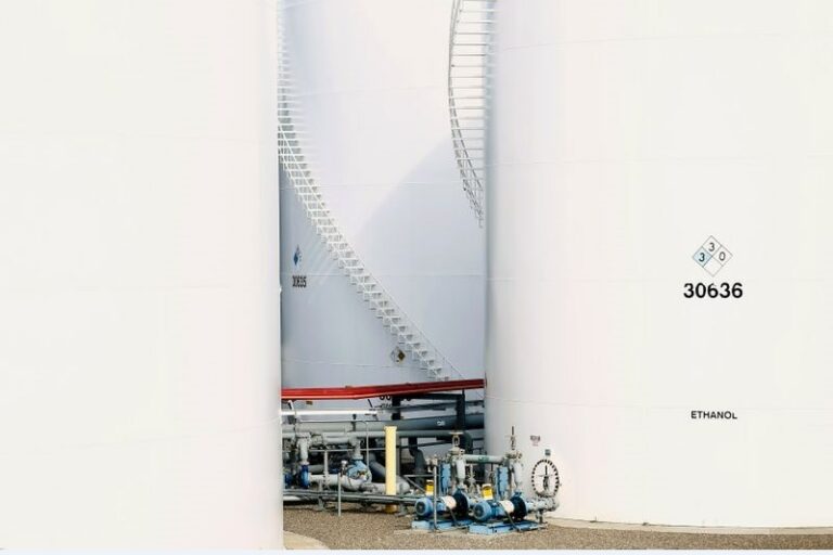 Oil prices rise on Middle East supply worries By Reuters