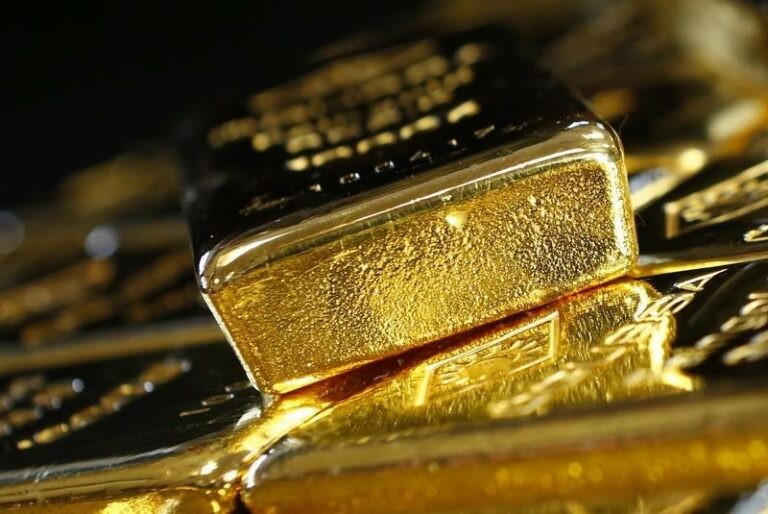 Gold, copper buoyant as dollar falls sharply on Fed pause bets By Investing.com