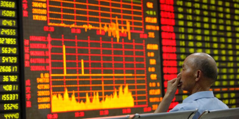 China’s Economic Troubles Send Hong Kong Stocks Into Bear Market