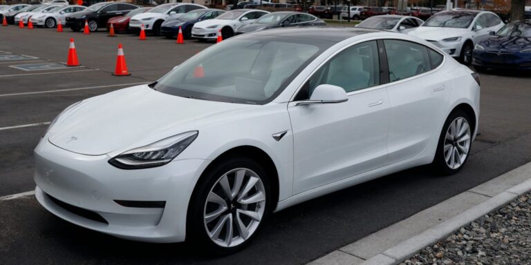 A Tesla Stopped Working and Got Stuck in the Middle of a Busy Road for 9 Hours: Report