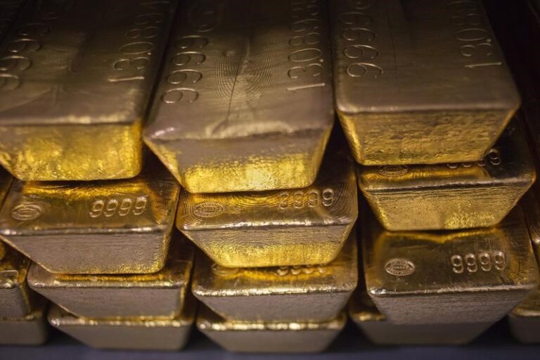 Gold prices creep lower as dollar, yields surge on hawkish Fedspeak By Investing.com