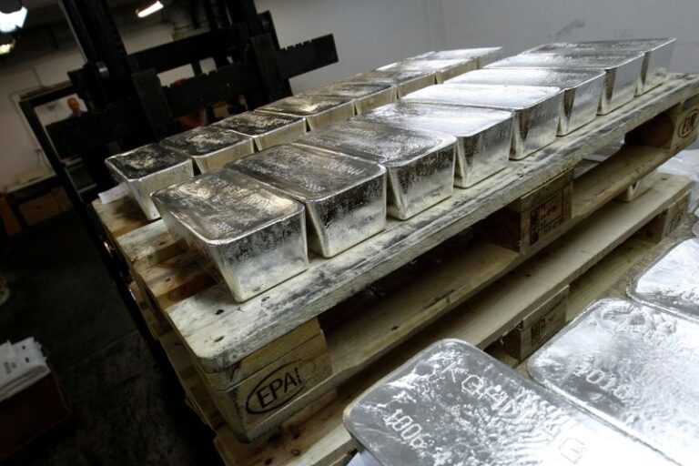 Gold and silver prices steady amid geopolitical tensions and upcoming central bank meetings By Investing.com