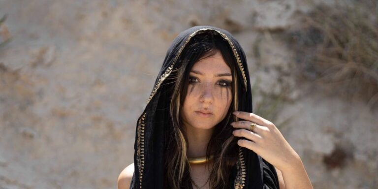 Hamas Victim’s Father Defends Award-Winning Photo of Her Body