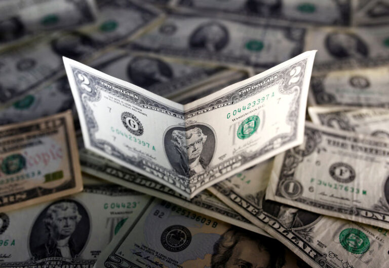 Dollar edges higher; Fed officials question need for more hikes By Investing.com