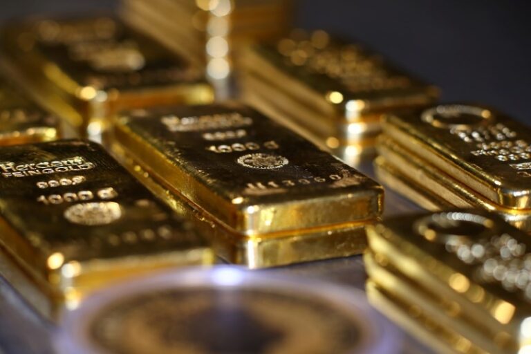 Gold prices edge lower in face of higher-for-longer rates By Investing.com