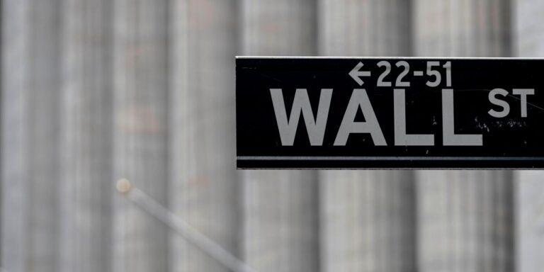 Dow ends slight lower while S&P 500 extends longest winning streak in 2 years