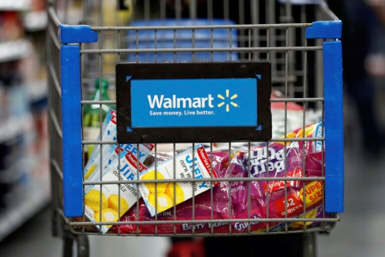 Walmart top executives say difficult to predict consumer behavior next year By Reuters