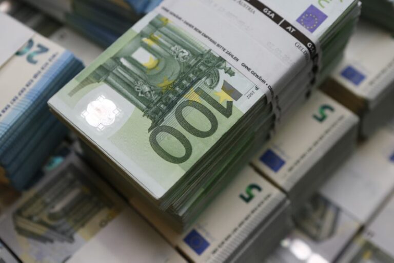 Euro rebounds modestly after hitting support levels amid Fed speculation By Investing.com