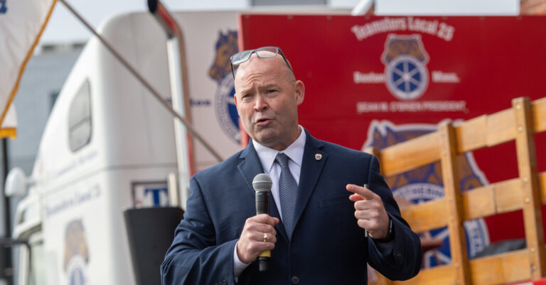 Trump Meets With Teamsters President as Union Weighs 2024 Endorsement