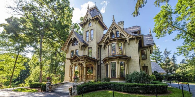 As Rich Americans Buck High Mortgage Rates, Luxury Home Prices Soar