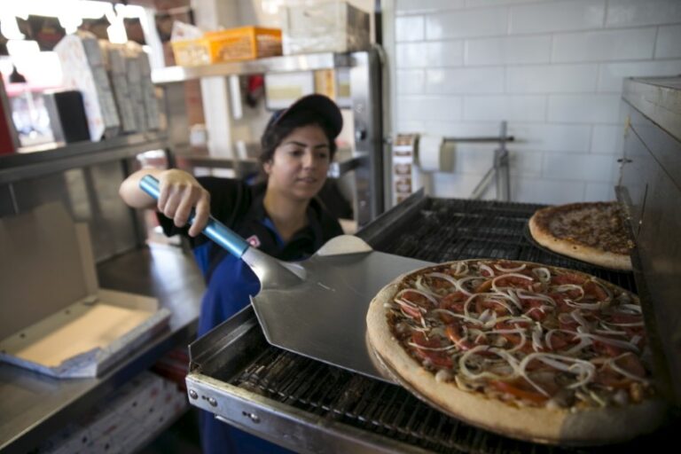 Analysts disagree on Domino’s Pizza stock price direction following earnings By Investing.com