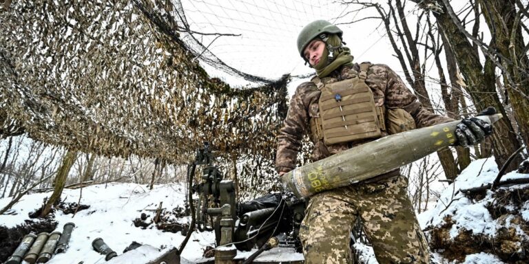 Russia Ammo Outguns Ukraine at Rate of 6 to 1, Zelenskyy Warns of Retreat